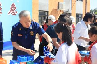 Chụp ảnh chung, bắt tay với Massey, người hâm mộ nhỏ vui vẻ nhảy nhót.